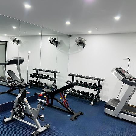 May De Ville Crown Hotel Ханой Экстерьер фото A gym in a hotel