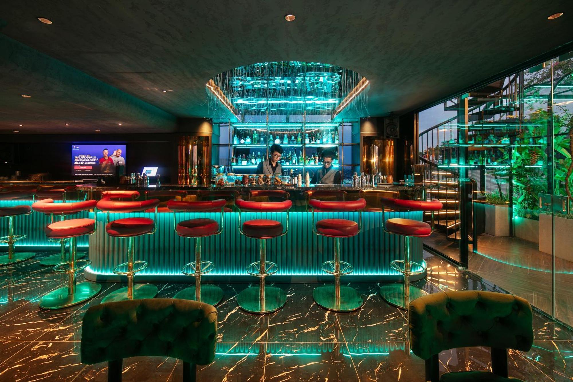 May De Ville Crown Hotel Ханой Экстерьер фото The bar at the 101 bar