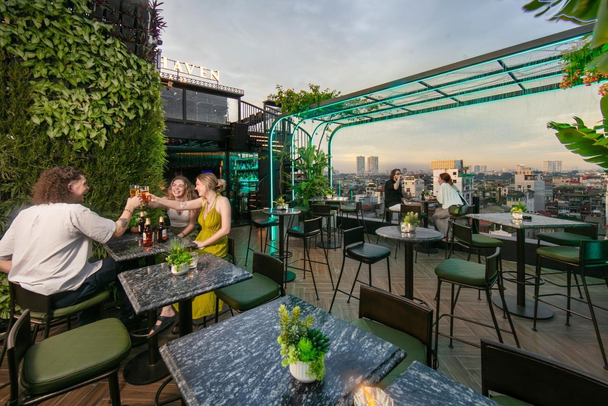 May De Ville Crown Hotel Ханой Экстерьер фото The rooftop bar