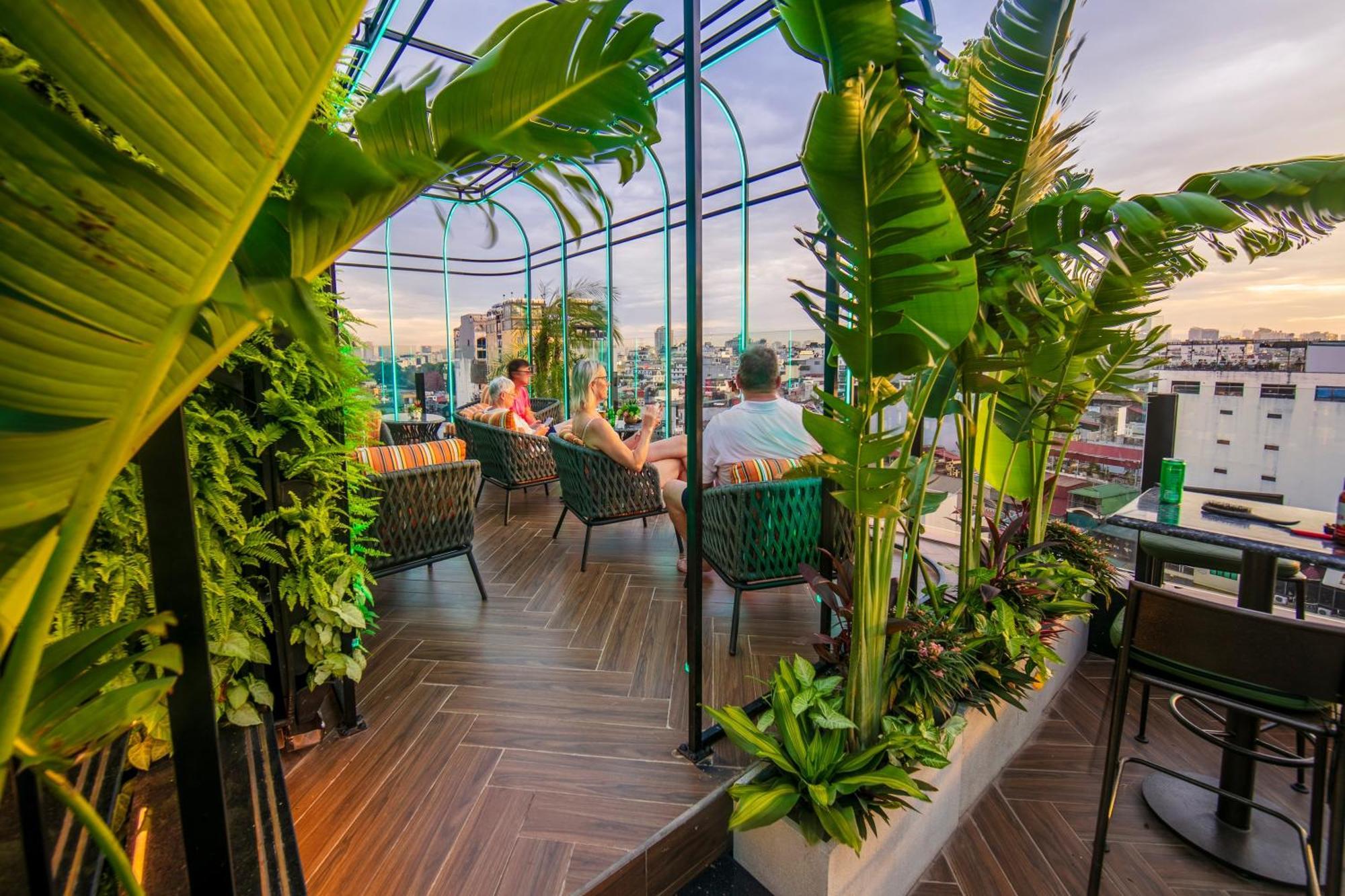 May De Ville Crown Hotel Ханой Экстерьер фото The rooftop bar at the hotel