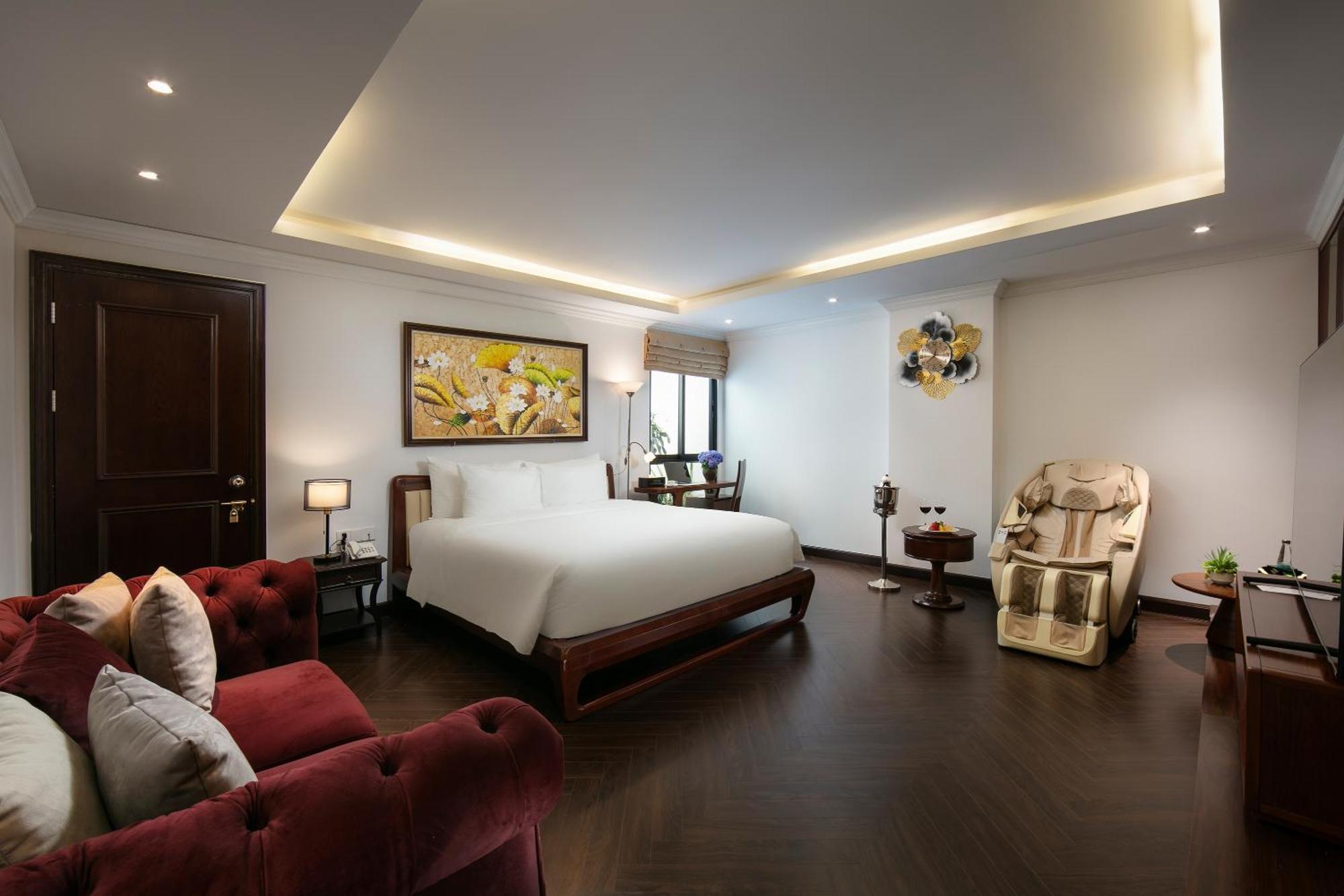 May De Ville Crown Hotel Ханой Экстерьер фото A suite at the hotel