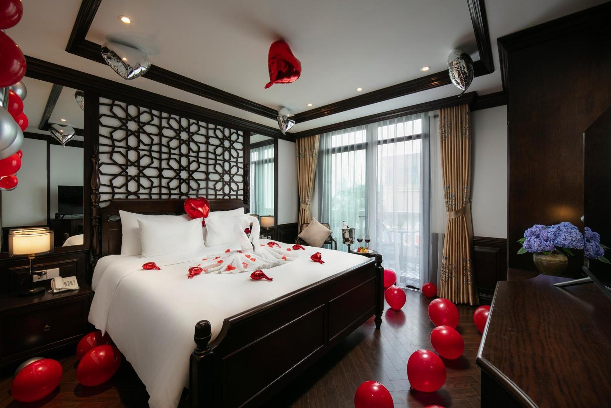 May De Ville Crown Hotel Ханой Экстерьер фото A suite at the hotel