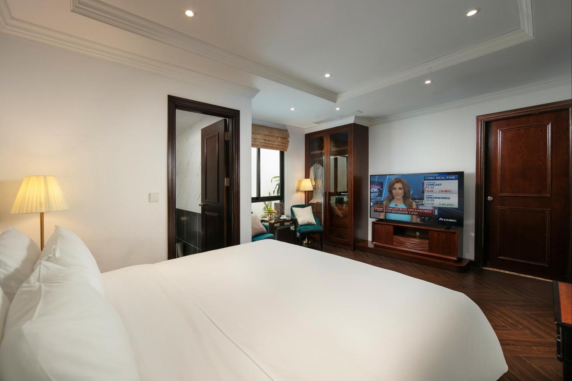 May De Ville Crown Hotel Ханой Экстерьер фото A bedroom at the hotel
