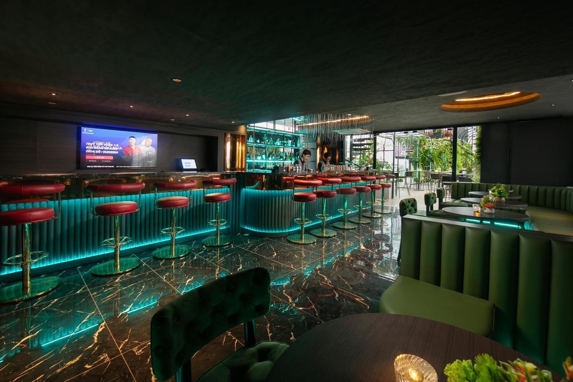 May De Ville Crown Hotel Ханой Экстерьер фото The bar at the 101 bar