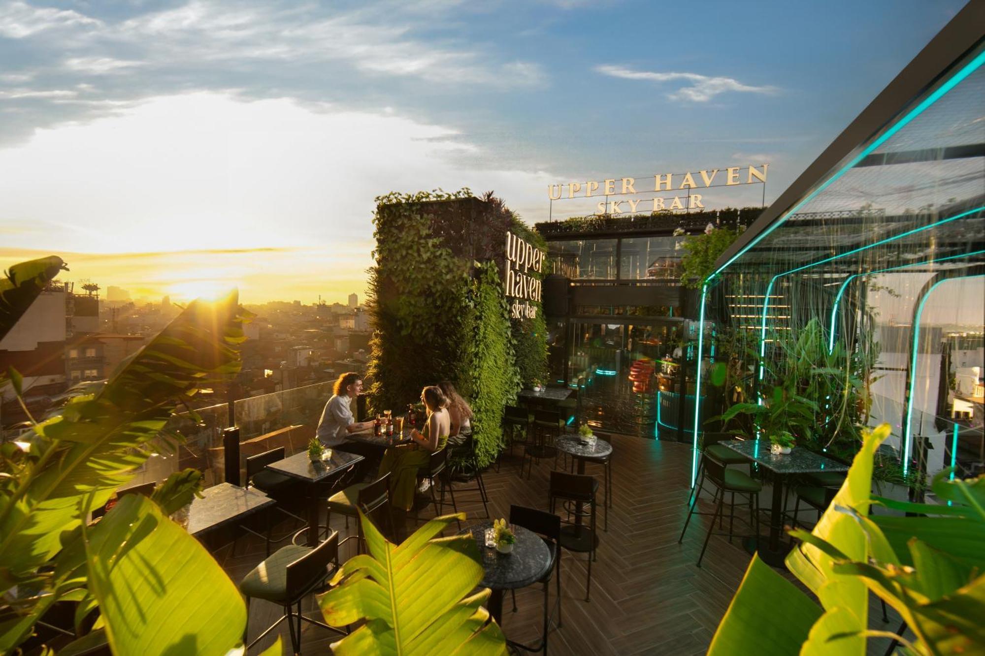 May De Ville Crown Hotel Ханой Экстерьер фото The rooftop bar at the hotel