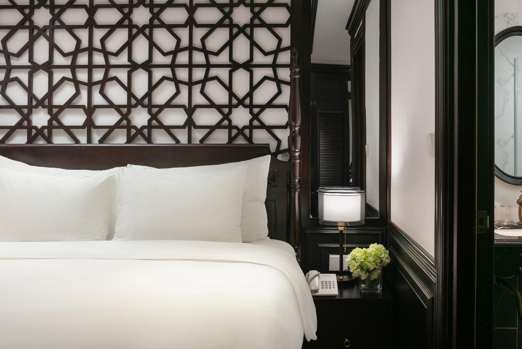 May De Ville Crown Hotel Ханой Экстерьер фото A bedroom at the Mandarin Oriental, Hanoi