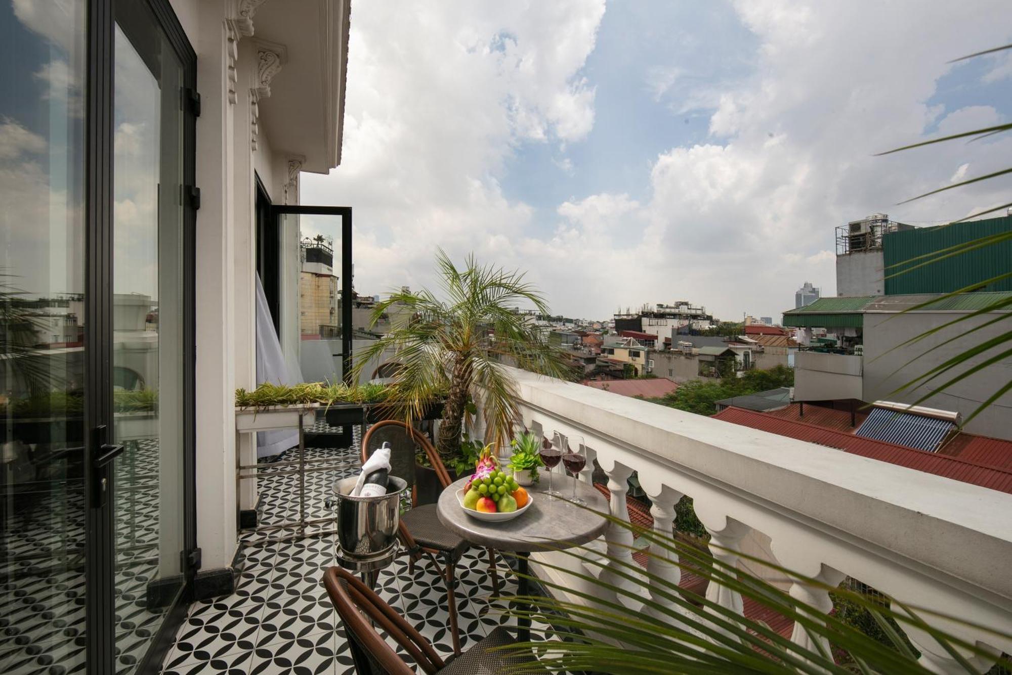 May De Ville Crown Hotel Ханой Экстерьер фото A balcony in Mexico City