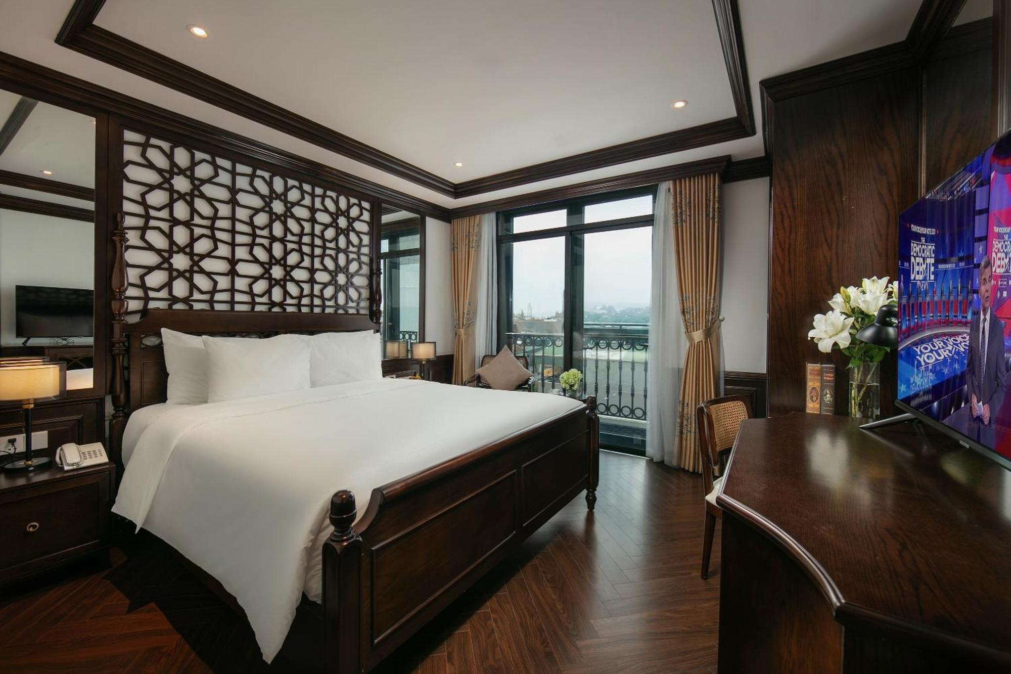 May De Ville Crown Hotel Ханой Экстерьер фото Deluxe Suite