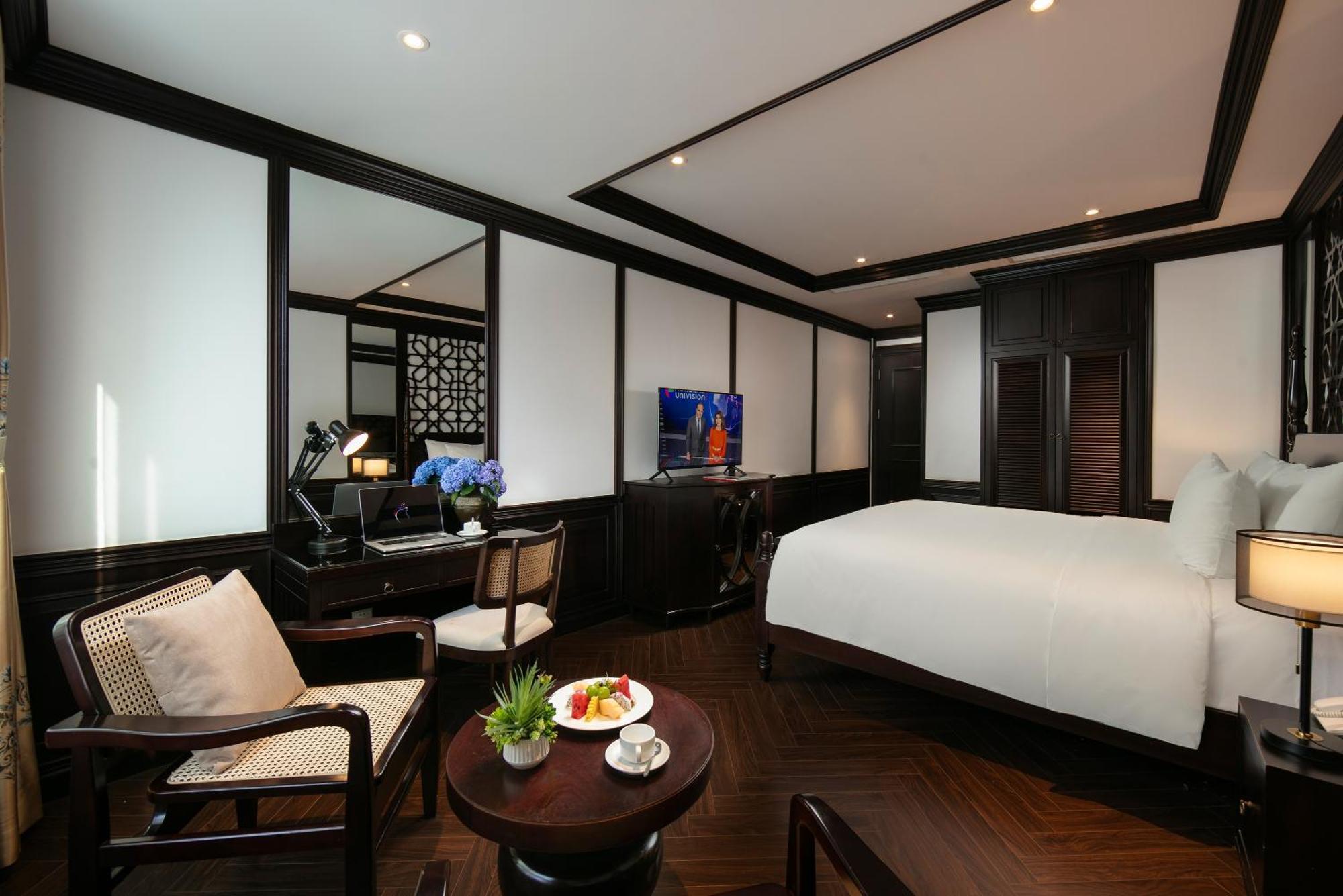 May De Ville Crown Hotel Ханой Экстерьер фото Deluxe Suite