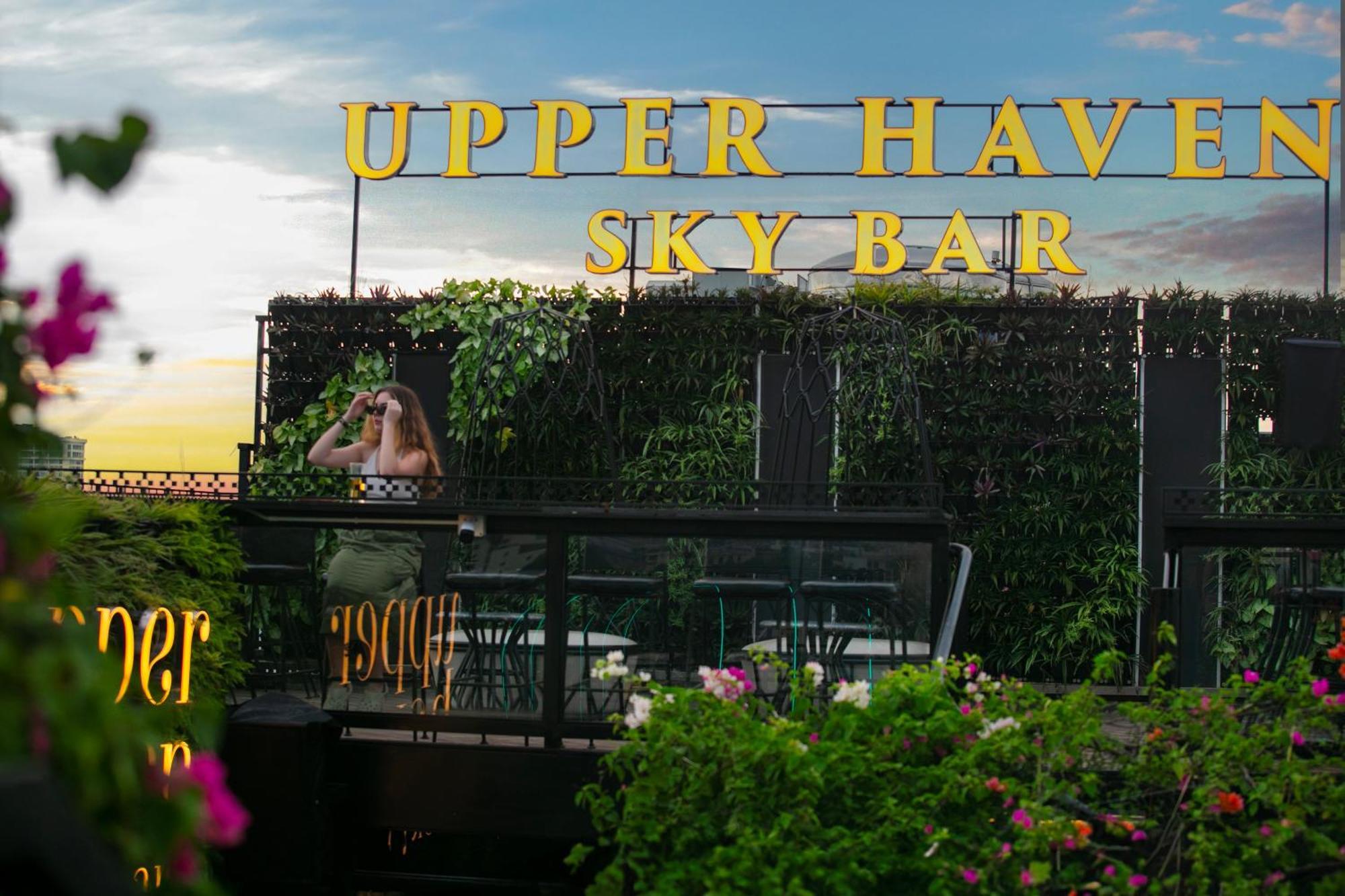 May De Ville Crown Hotel Ханой Экстерьер фото Upper Haven Sky Bar