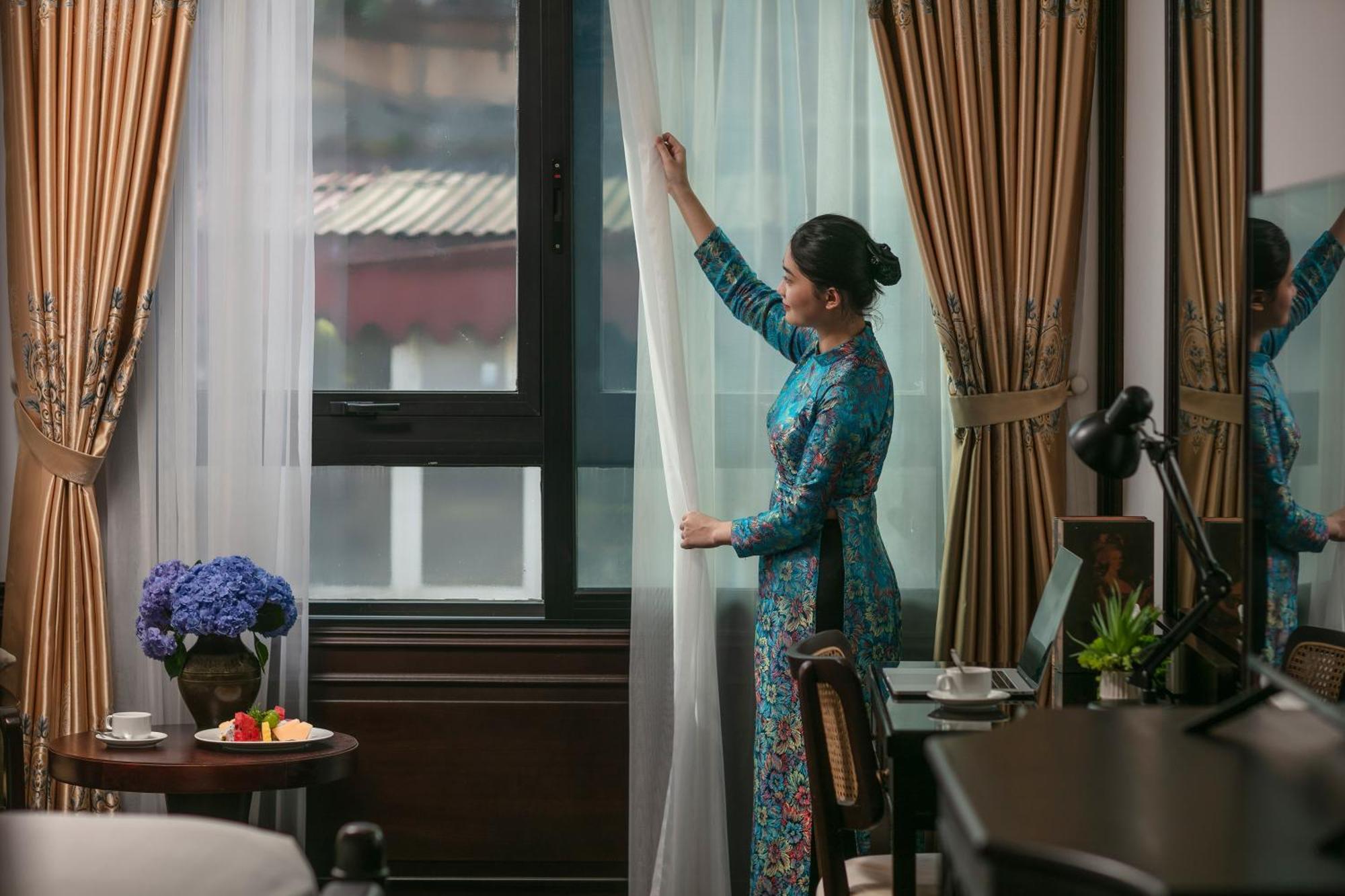 May De Ville Crown Hotel Ханой Экстерьер фото A Singapore Airlines flight attendant in the new kebaya