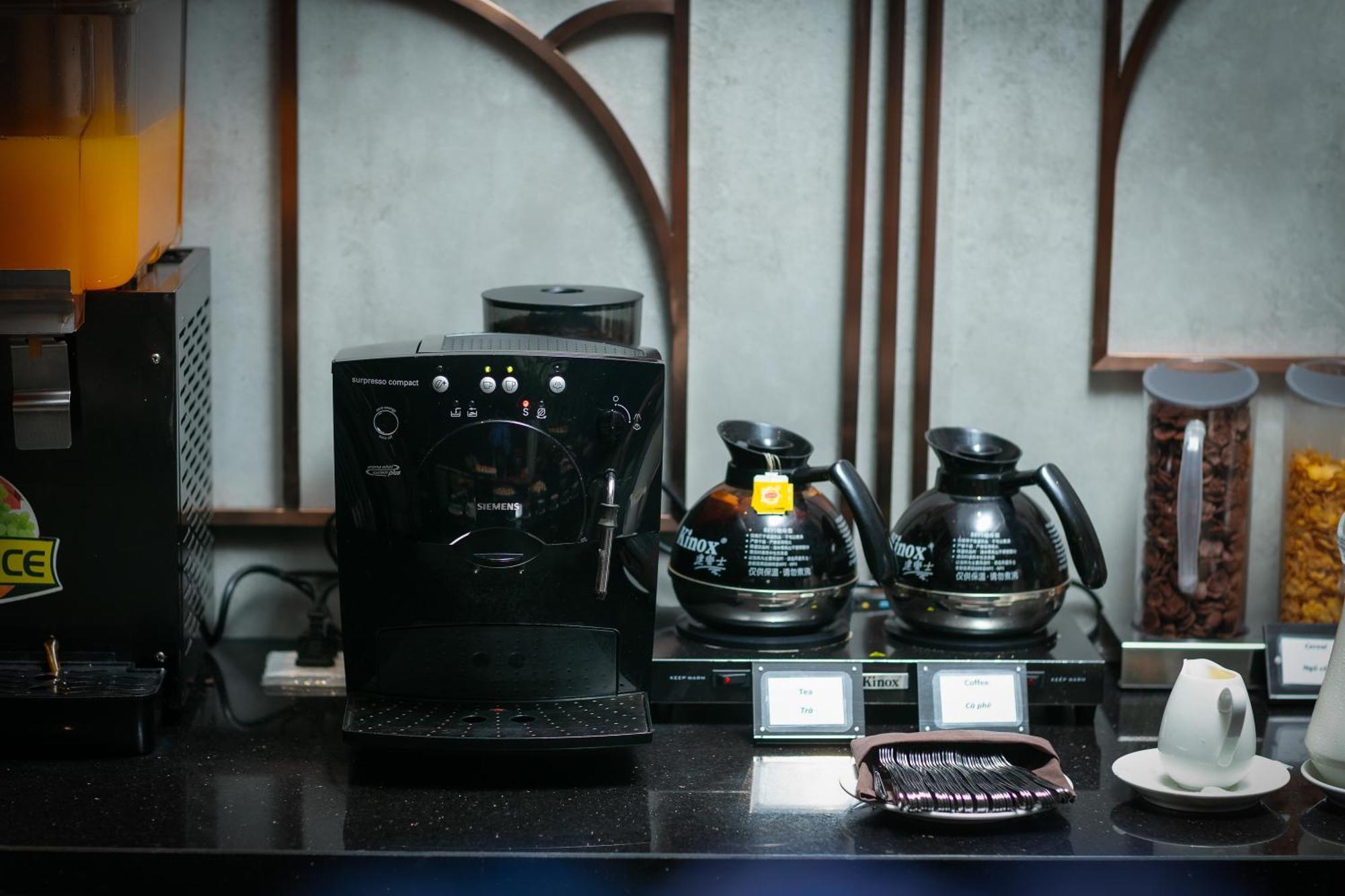 May De Ville Crown Hotel Ханой Экстерьер фото A coffee machine