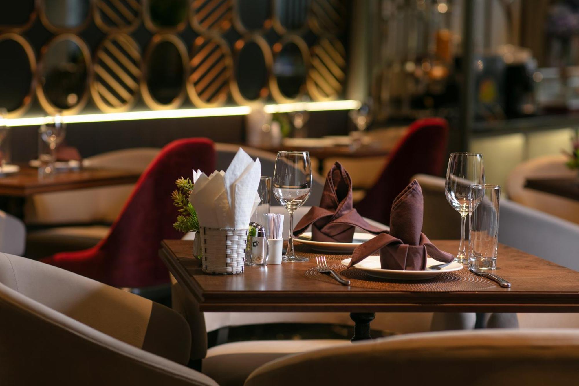 May De Ville Crown Hotel Ханой Экстерьер фото The interior of the restaurant