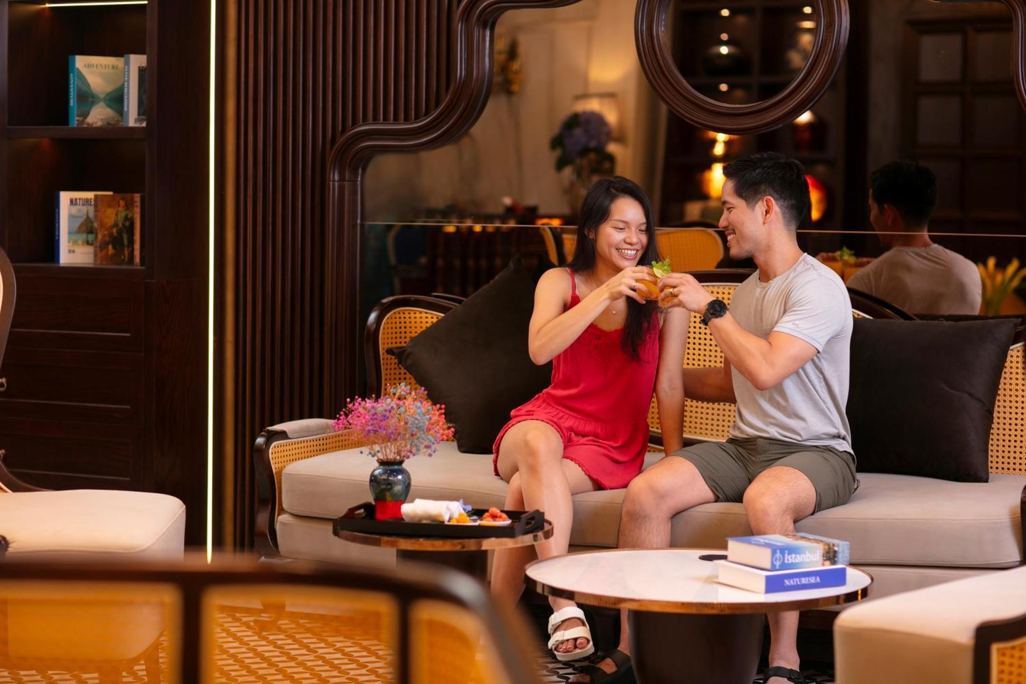 May De Ville Crown Hotel Ханой Экстерьер фото The Lounge at Tan Son Nhat International Airport