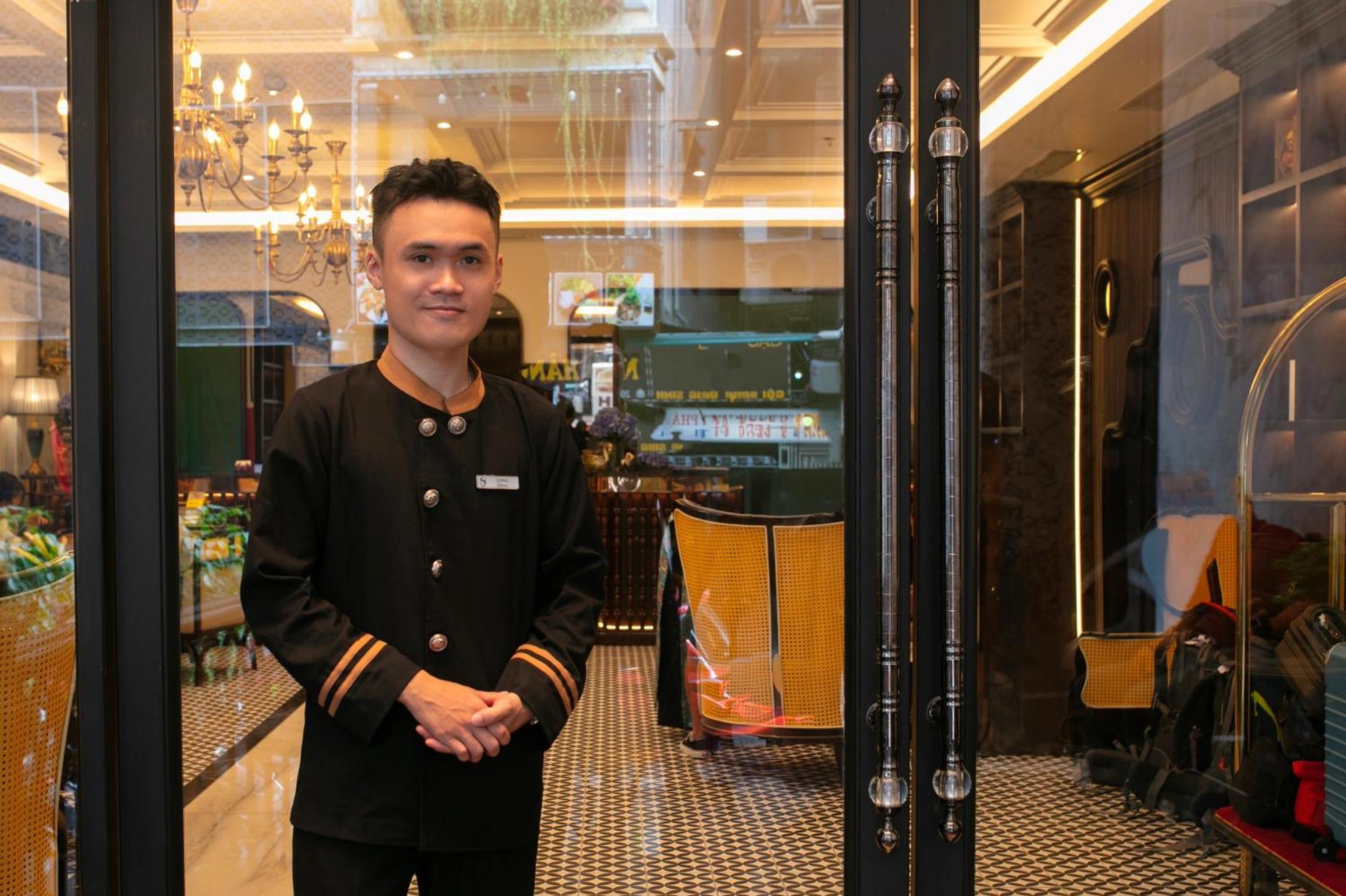 May De Ville Crown Hotel Ханой Экстерьер фото A doorman at the entrance of a hotel in Kuala Lumpur, Malaysia