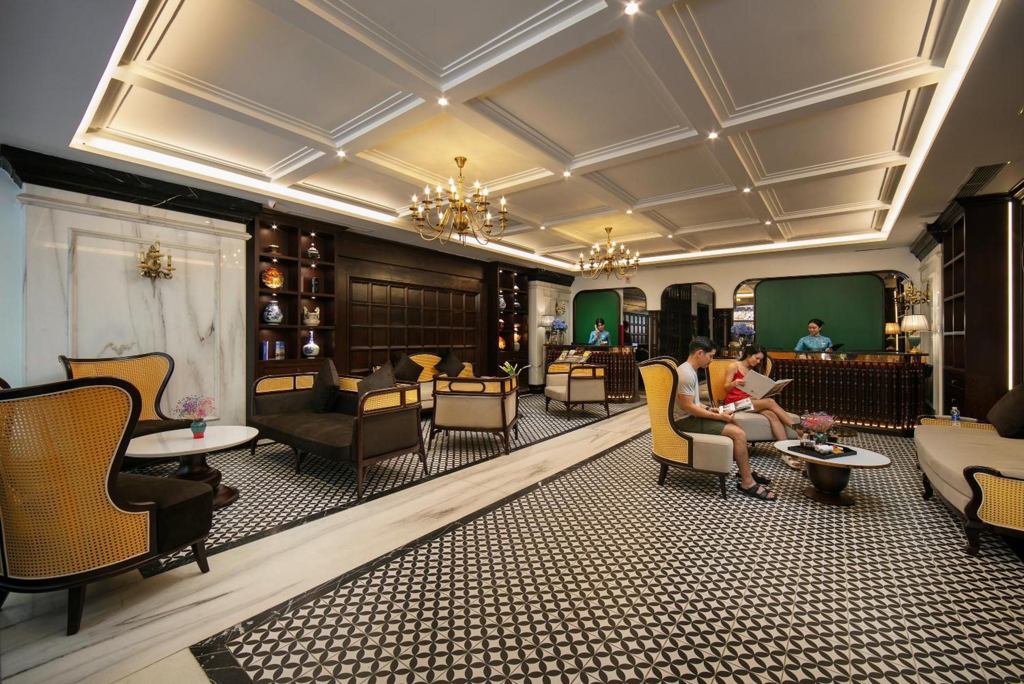 May De Ville Crown Hotel Ханой Экстерьер фото The lobby of the hotel