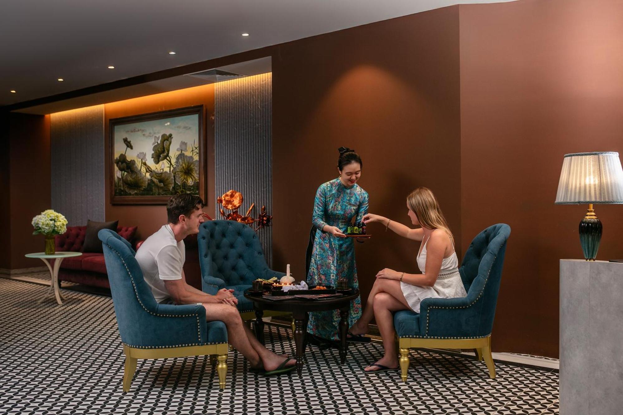 May De Ville Crown Hotel Ханой Экстерьер фото The Club at Hong Kong International Airport