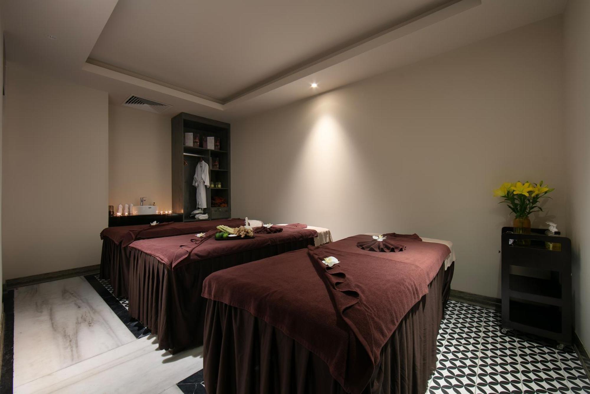 May De Ville Crown Hotel Ханой Экстерьер фото A massage room at a spa in Ho Chi Minh City, Vietnam