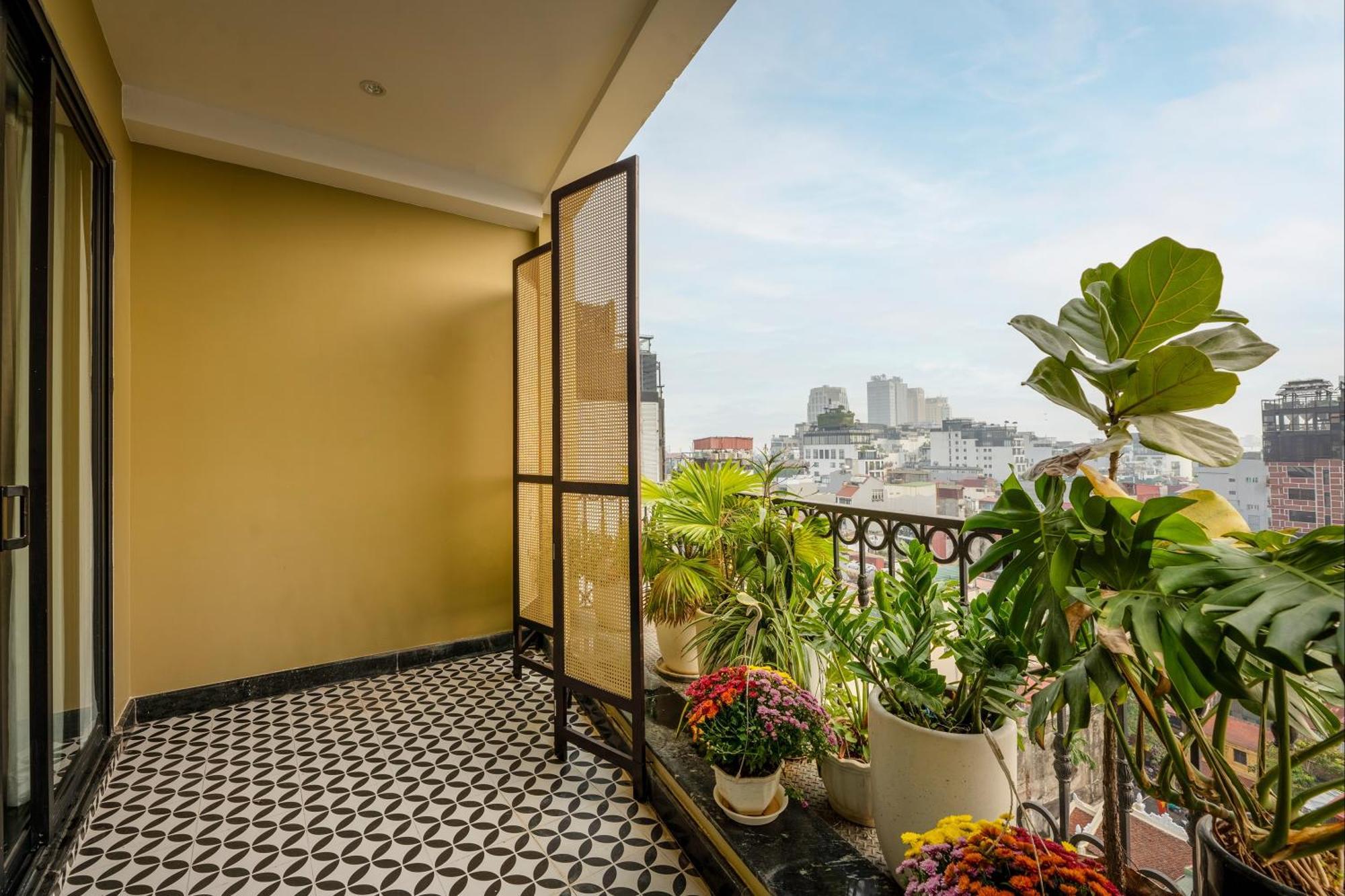 May De Ville Crown Hotel Ханой Экстерьер фото A balcony in Hanoi, Vietnam