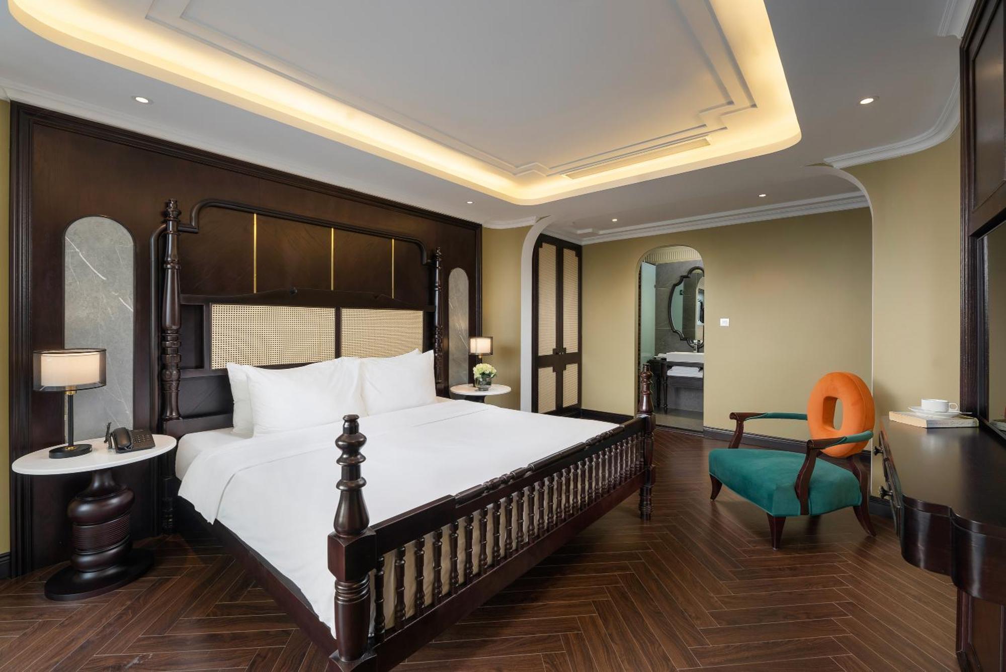 May De Ville Crown Hotel Ханой Экстерьер фото A bedroom at the hotel